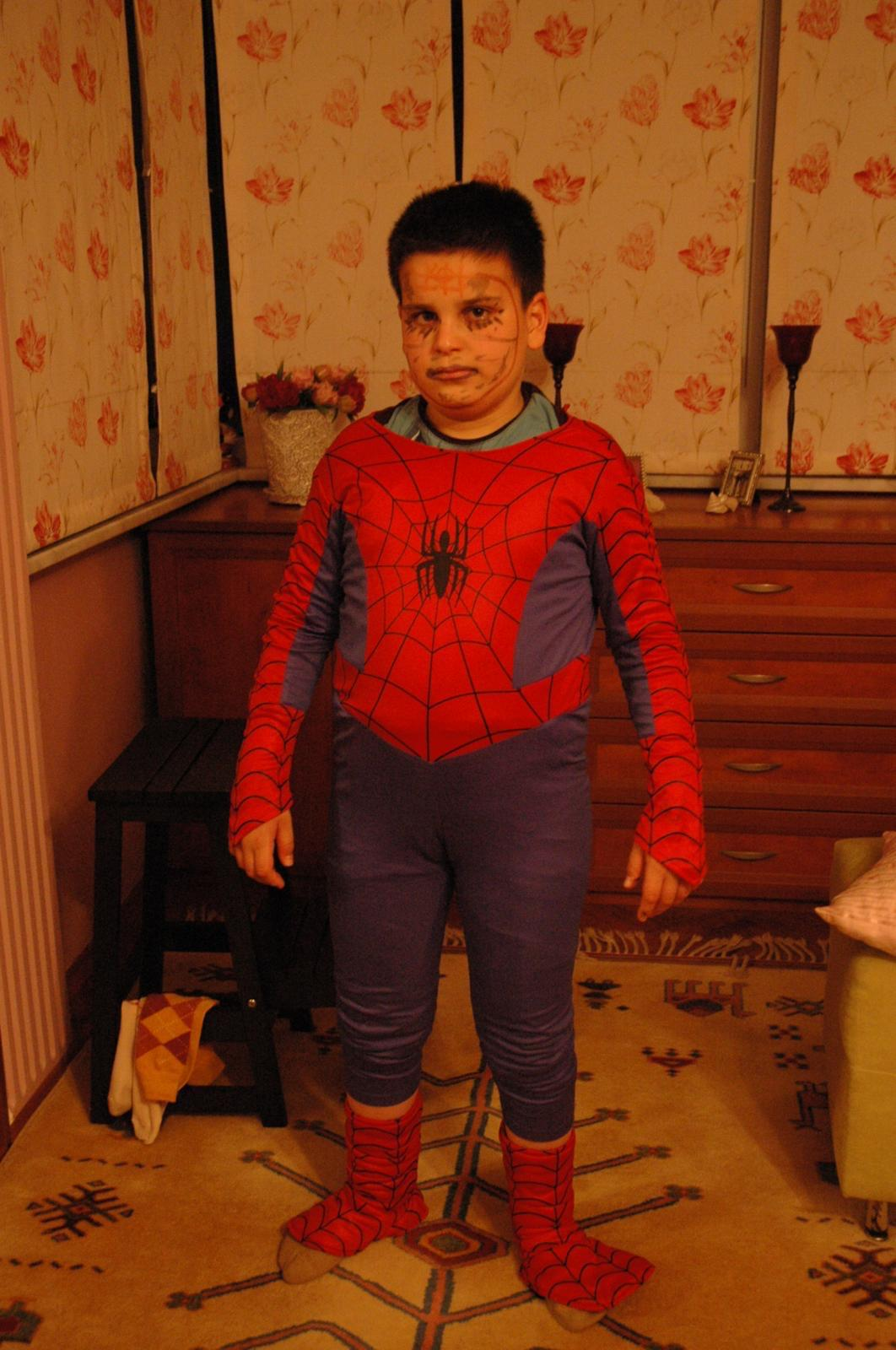 Örümcek Adam kostümlü bir çocuk